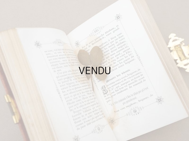 画像14:  アンティーク ミサ典書 ブラウンのベルベット 聖母マリアと幼いキリストのモチーフ付 四葉のクローバーの押し花入り