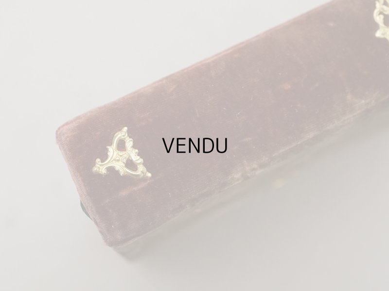 画像6:  アンティーク ミサ典書 ブラウンのベルベット 聖母マリアと幼いキリストのモチーフ付 四葉のクローバーの押し花入り