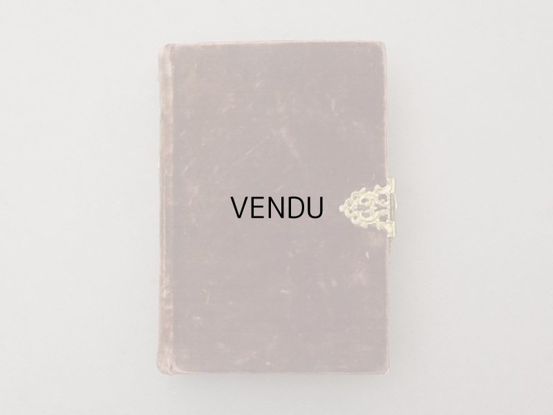 画像2:  アンティーク ミサ典書 ブラウンのベルベット 聖母マリアと幼いキリストのモチーフ付 四葉のクローバーの押し花入り