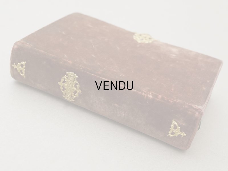 画像4:  アンティーク ミサ典書 ブラウンのベルベット 聖母マリアと幼いキリストのモチーフ付 四葉のクローバーの押し花入り