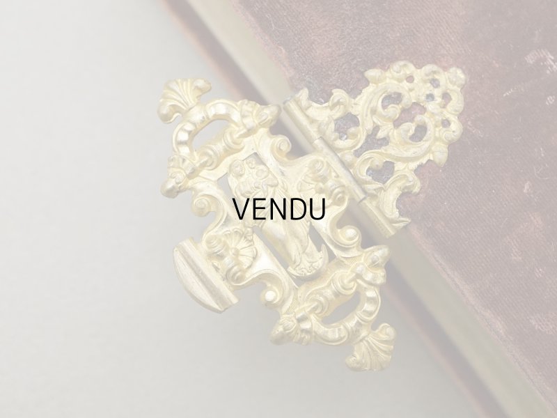 画像7:  アンティーク ミサ典書 ブラウンのベルベット 聖母マリアと幼いキリストのモチーフ付 四葉のクローバーの押し花入り