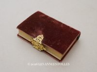 アンティーク ミサ典書 ブラウンのベルベット 聖母マリアと幼いキリストのモチーフ付 四葉のクローバーの押し花入り