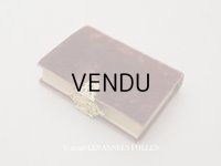  アンティーク ミサ典書 ブラウンのベルベット 聖母マリアと幼いキリストのモチーフ付 四葉のクローバーの押し花入り