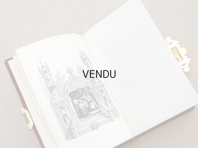 画像10:  アンティーク ミサ典書 ブラウンのベルベット 聖母マリアと幼いキリストのモチーフ付 四葉のクローバーの押し花入り