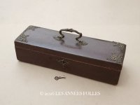 アンティーク 本革製 グローブボックス ゴールドのシルククッション ダークブラウン 鍵付き ロカイユ装飾