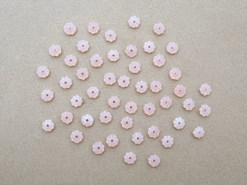 画像2: アンティーク ガラス製 ビーズ 花型 ピンクオパール色 6mm 約50ピースのセット