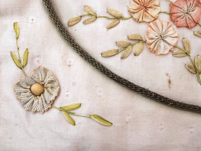 画像4: アンティーク シルク製 ポシェット リボン刺繍 ハンキーケース 