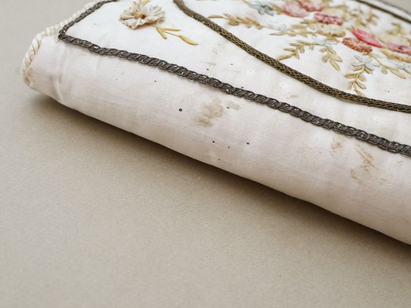 画像10: アンティーク シルク製 ポシェット リボン刺繍 ハンキーケース 