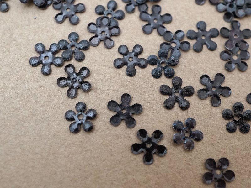 画像3: 19世紀末 アンティーク メタル製 極小 6mm 花型 スパンコール 黒 約300ピースのセット 