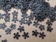 画像4: 19世紀末 アンティーク メタル製 極小 6mm 花型 スパンコール 黒 約300ピースのセット  (4)