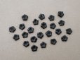 画像2: アンティーク ガラス製 ビーズ 花型 黒 8mm 約20ピースのセット (2)