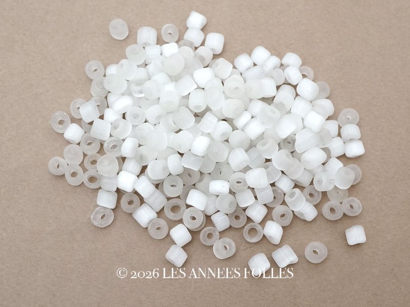 画像1: アンティーク 大粒 サティネビーズ ホワイト ガラスビーズ 約150ピースのセット