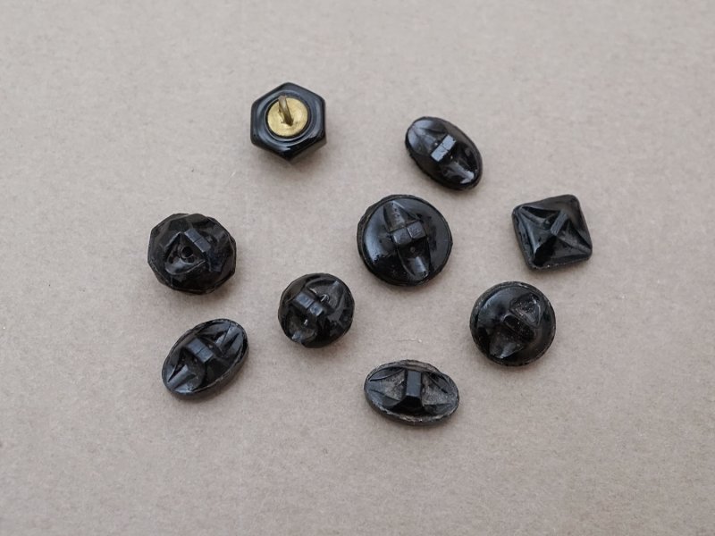 画像2: アンティーク フレンチジェットのボタン 8.5〜11mm 9ピースのセット黒 ガラスボタン