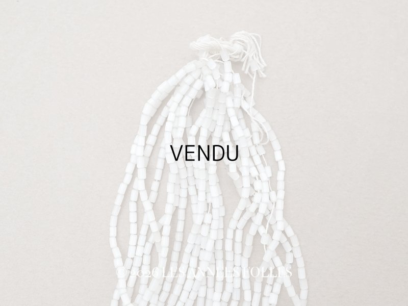 画像1: アンティーク ガラス製 サティネビーズ グレイッシュホワイト 23g 1cm=4粒 