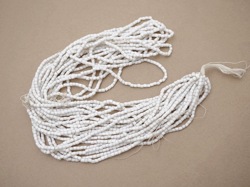 画像2: アンティーク グレイッシュホワイト シードビーズ  ガラス製 31〜35g