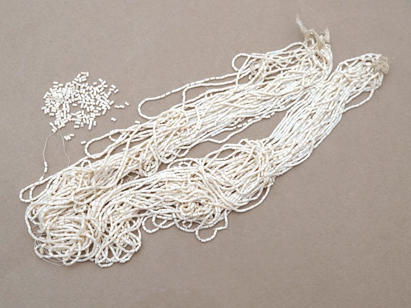 画像2: アンティーク シードビーズ 生成り エクリュ 1cm=4粒 