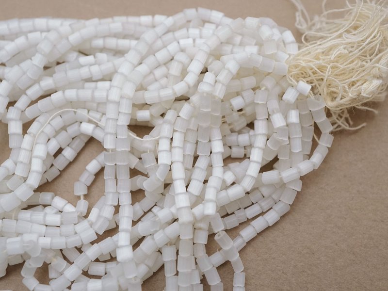 画像4: アンティーク ガラス製 サティネビーズ グレイッシュホワイト 1cm=3.5〜4粒 