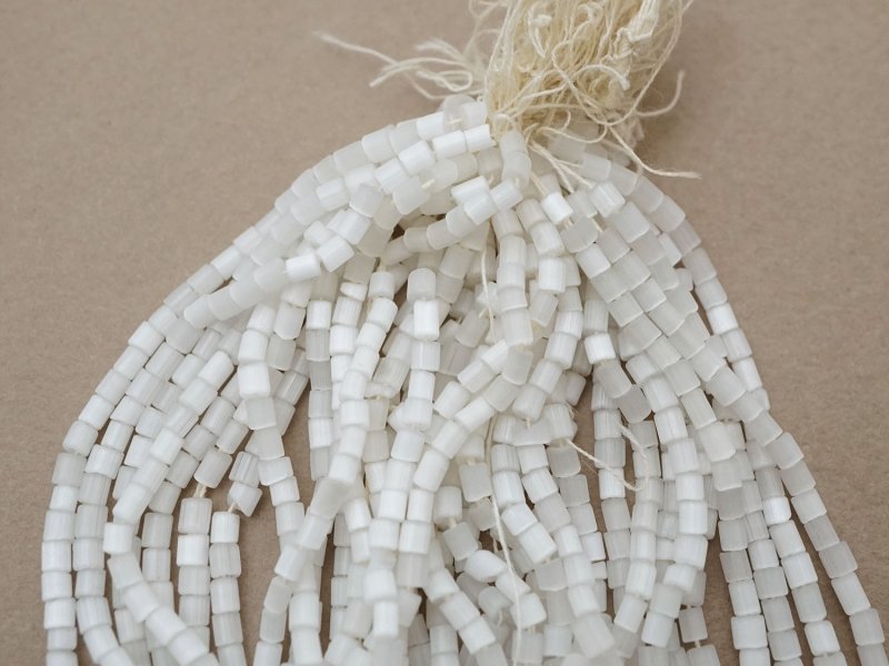 画像3: アンティーク ガラス製 サティネビーズ グレイッシュホワイト 1cm=3.5〜4粒 