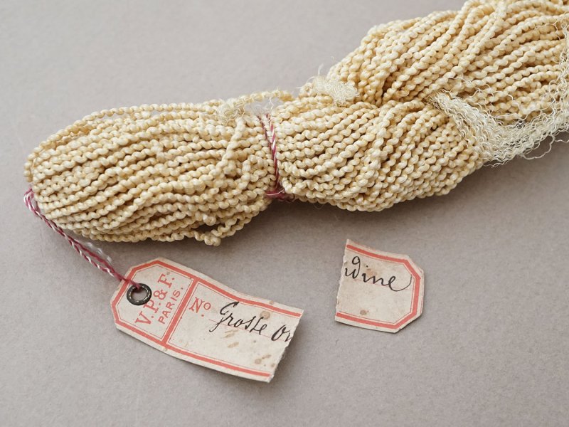 画像1: 19世紀末アンティーク 紐 スモーキーイエロー  1mm幅 