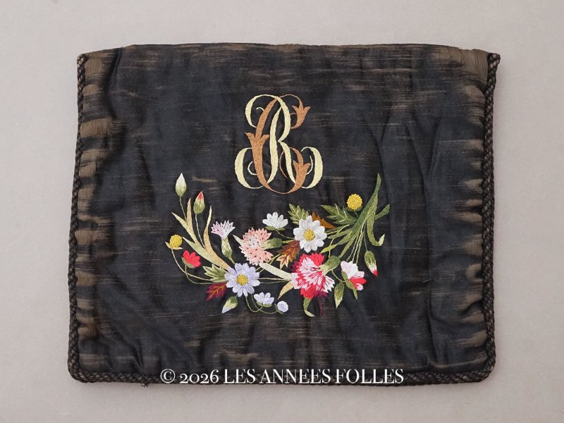 画像1: 19世紀 アンティーク シルク製 ハンキーケース モノグラム＆花刺繍 黒 ポシェット