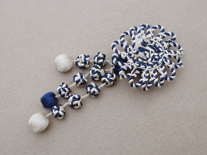 画像4: 19世紀末 アンティーク シルク製 小さなタッセル ネイビーブルー＆オフホワイト ポンポン パスマントリー 