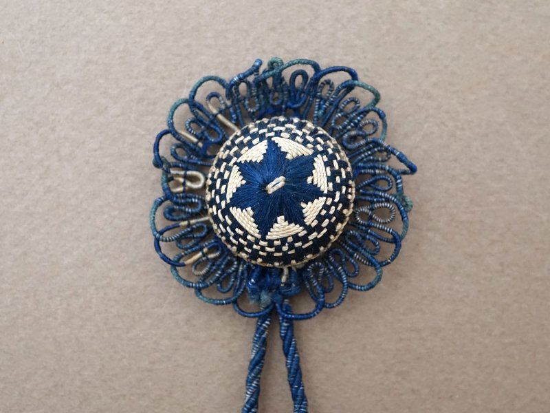 画像2: 19世紀末 アンティーク 小さなタッセル ネイビーブルー＆エクリュ ポンポン パスマントリー 