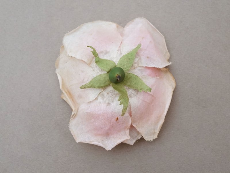 画像4: 1900年頃 アンティーク薔薇の布花 パウダーピンク クウォーターロゼット咲き