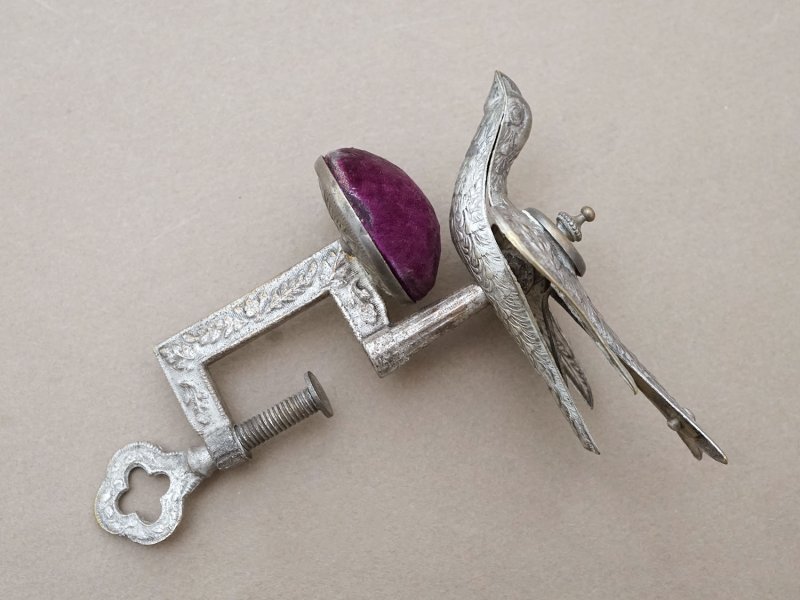 画像5: 19世紀 アンティーク 燕のピンクッション クリップ付 ヴィクトリアン