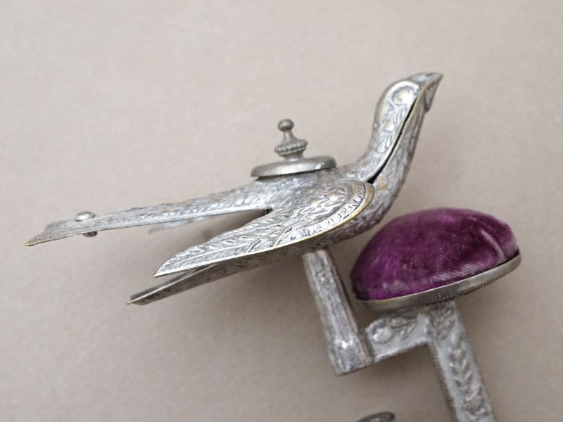 画像2: 19世紀 アンティーク 燕のピンクッション クリップ付 ヴィクトリアン