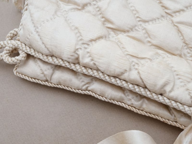 画像5: アンティーク シルク製 ハンキーケース 水色のモノグラム刺繍入り  エクリュ ハンカチ用ポシェット 