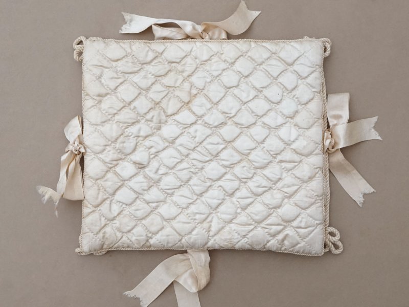 画像11: アンティーク シルク製 ハンキーケース 水色のモノグラム刺繍入り  エクリュ ハンカチ用ポシェット 