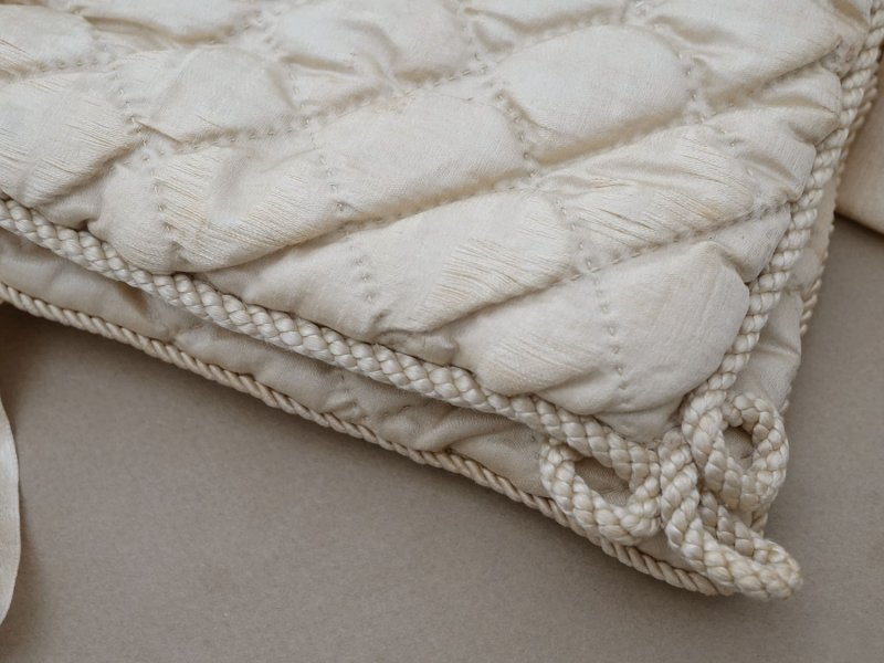 画像6: アンティーク シルク製 ハンキーケース 水色のモノグラム刺繍入り  エクリュ ハンカチ用ポシェット 