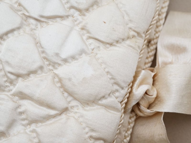 画像14: アンティーク シルク製 ハンキーケース 水色のモノグラム刺繍入り  エクリュ ハンカチ用ポシェット 