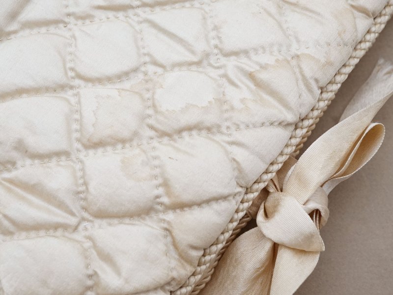 画像9: アンティーク シルク製 ハンキーケース 水色のモノグラム刺繍入り  エクリュ ハンカチ用ポシェット 