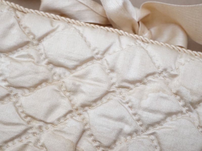 画像15: アンティーク シルク製 ハンキーケース 水色のモノグラム刺繍入り  エクリュ ハンカチ用ポシェット 