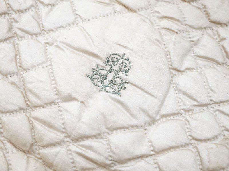 画像4: アンティーク シルク製 ハンキーケース 水色のモノグラム刺繍入り  エクリュ ハンカチ用ポシェット 