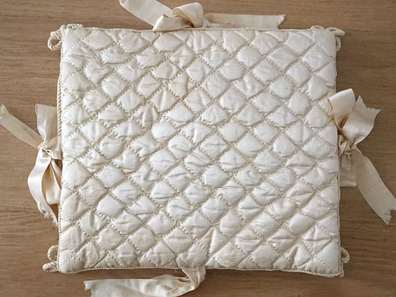 画像17: アンティーク シルク製 ハンキーケース 水色のモノグラム刺繍入り  エクリュ ハンカチ用ポシェット 