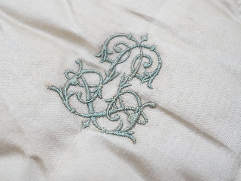 画像3: アンティーク シルク製 ハンキーケース 水色のモノグラム刺繍入り  エクリュ ハンカチ用ポシェット 