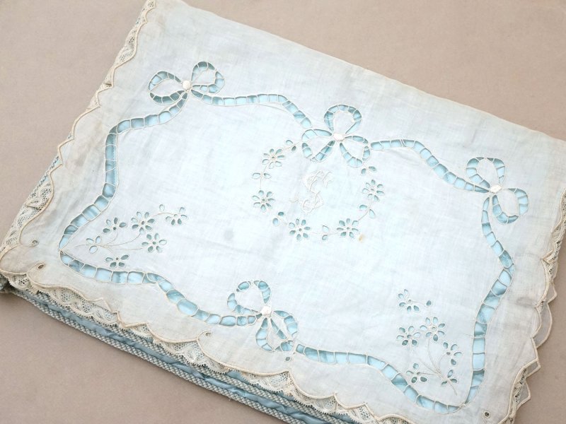 画像2: アンティーク イニシャル刺繍入り シルク製 ハンキーケース パウダーブルー