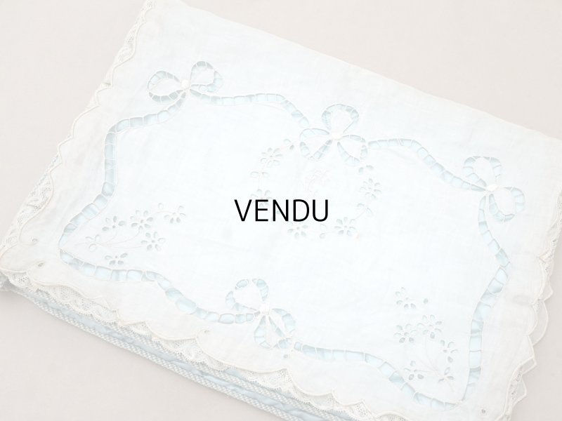画像2: アンティーク イニシャル刺繍入り シルク製 ハンキーケース パウダーブルー