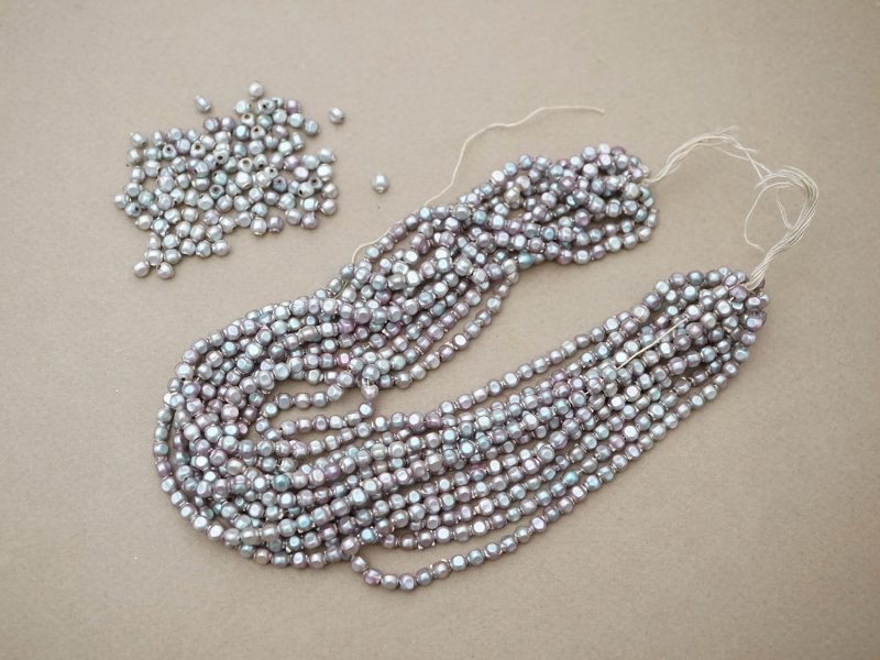 画像2:  アンティーク サフィレット色 スフレビーズ キューブ型 4mm 約840ピースのセット 吹きガラス製 ビーズ 