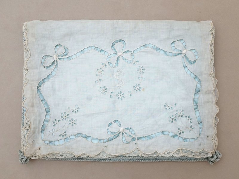 画像4: アンティーク イニシャル刺繍入り シルク製 ハンキーケース パウダーブルー