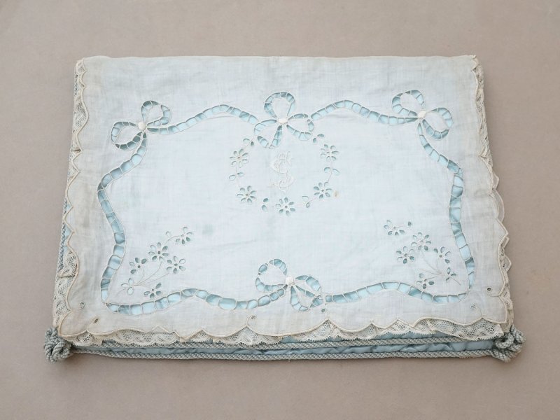 画像3: アンティーク イニシャル刺繍入り シルク製 ハンキーケース パウダーブルー