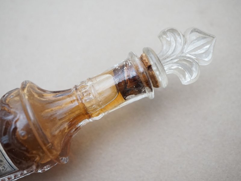 画像5: 19世紀 アンティーク 百合の紋章型の栓付き 小さなパフュームボトル - GELLE FRERES PARIS -