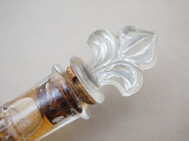 画像6: 19世紀 アンティーク 百合の紋章型の栓付き 小さなパフュームボトル - GELLE FRERES PARIS -