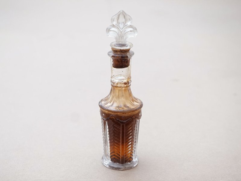 画像2: 19世紀 アンティーク 百合の紋章型の栓付き 小さなパフュームボトル - GELLE FRERES PARIS -