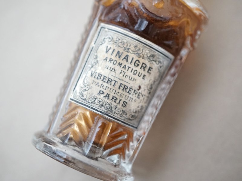 画像3: 19世紀 アンティーク 百合の紋章型の栓付き 小さなパフュームボトル - GELLE FRERES PARIS -