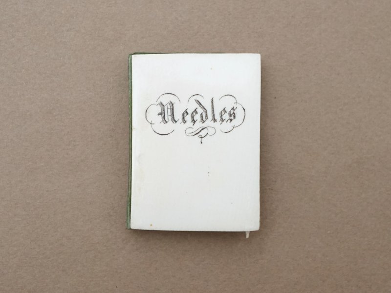 画像2: 19世紀 アンティーク ドール用 ニードルケース ボーン製 グリーンのベルベット ドールハウス NEEDLES