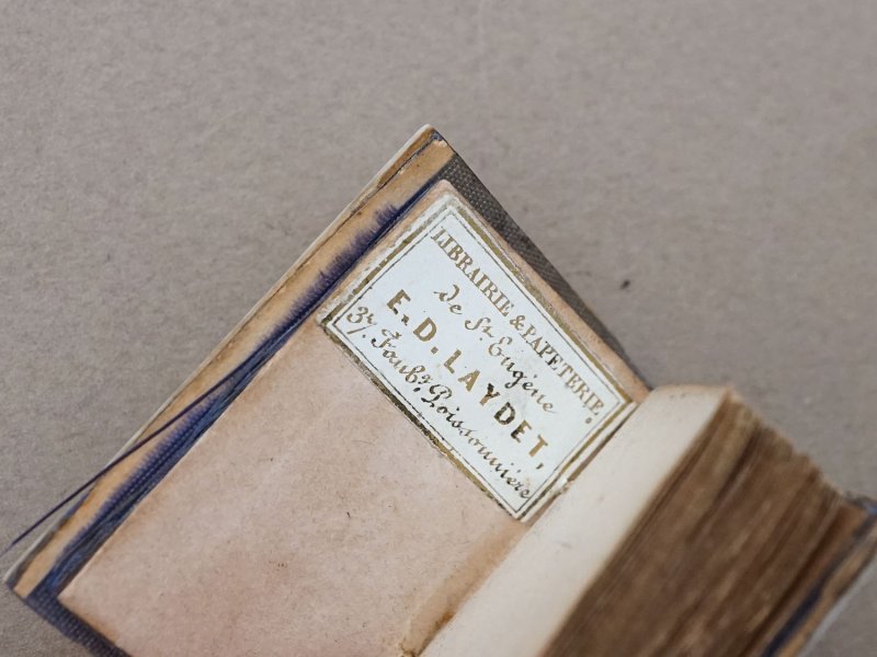 画像8: 19世紀 アンティーク ドール用 祈祷書 ボーン製 ダークブルーのベルベット ドールハウス PAROISSIEN