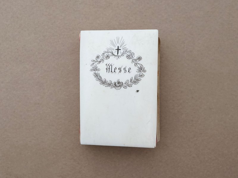 画像2: 19世紀 アンティーク ドール用 ミサ用 子ども用聖歌集 ボーン製 ドールハウス MESSE